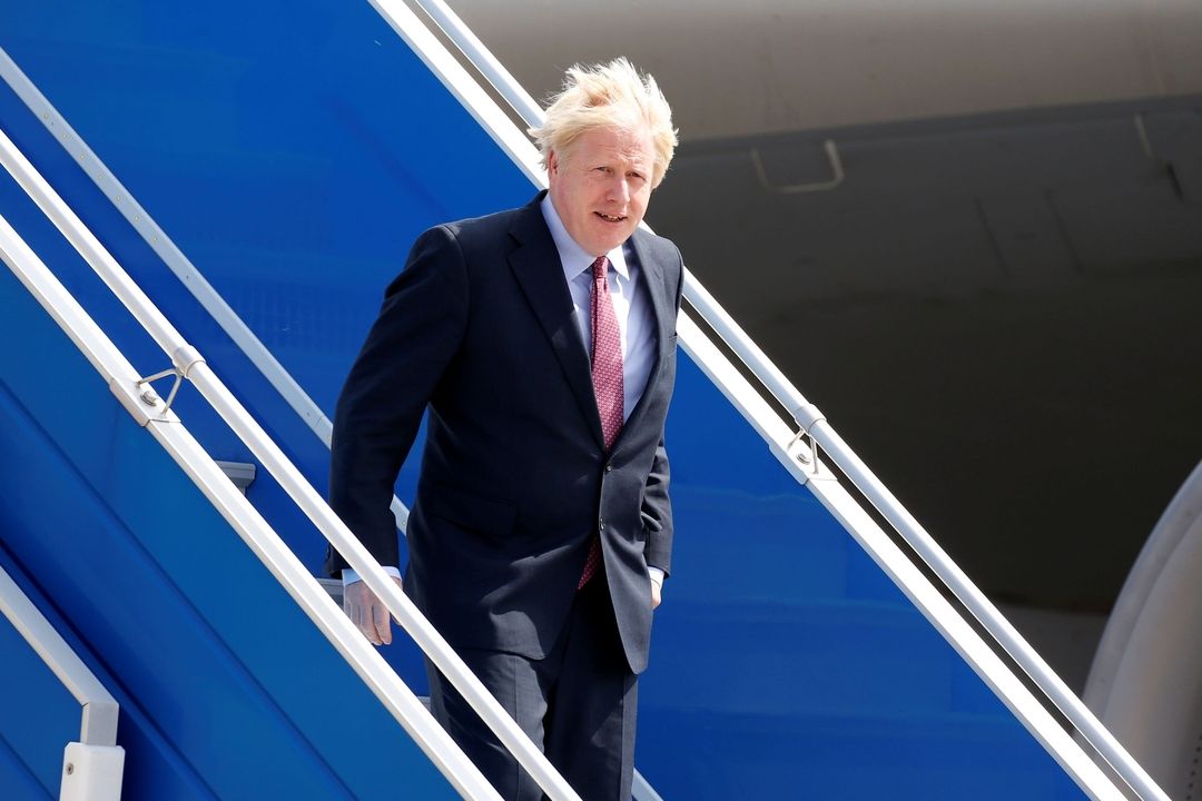 Boris Johnson při příletu na summitu G7
