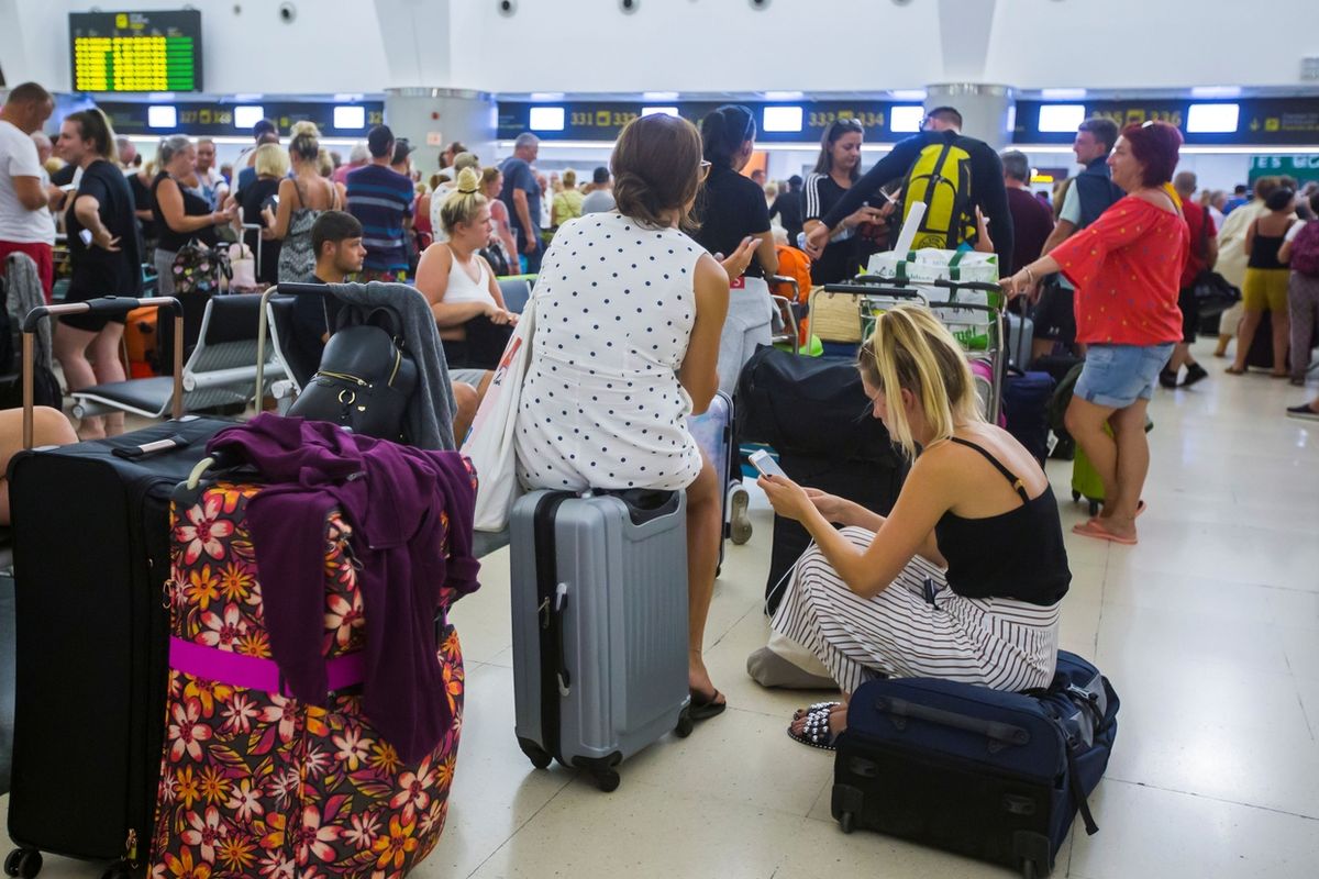 Klienti zkrachovalé cestovní kanceláře Thomas Cook na letišti v Las Palmas 