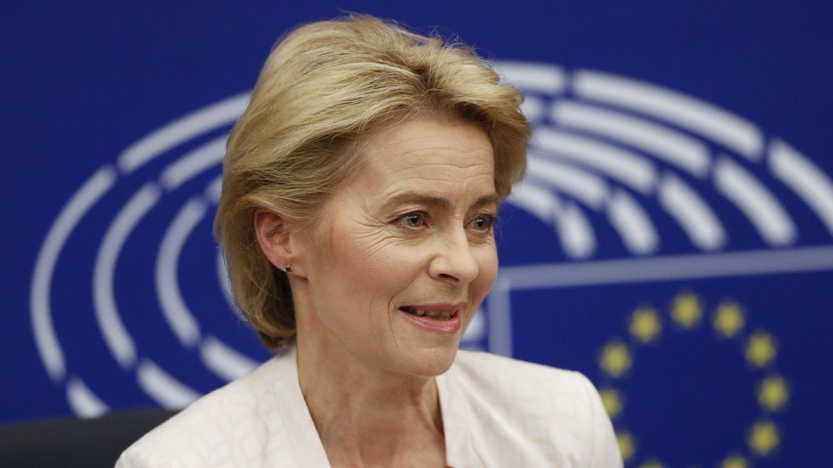 Ursula von der Leyenová na tiskové konferenci poté, co ji europarlament potvrdil jako příští šéfku EK