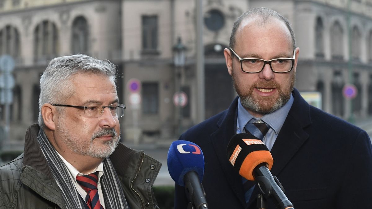 Předseda školských odborů František Dobšík (vlevo) a ministr školství Robert Plaga
