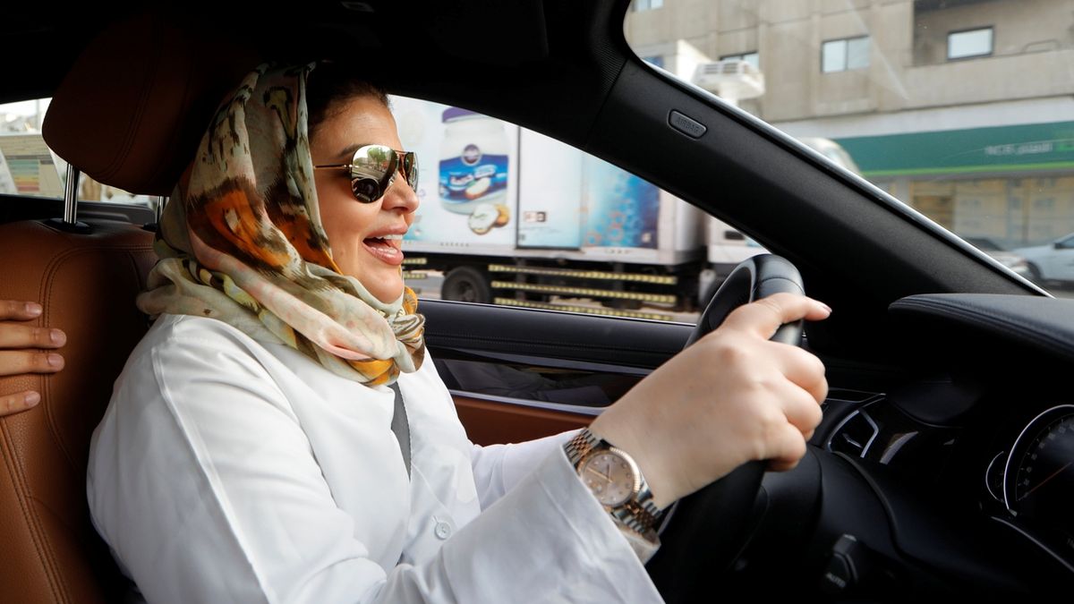 Samira al-Ghamdiová za volantem svého vozu