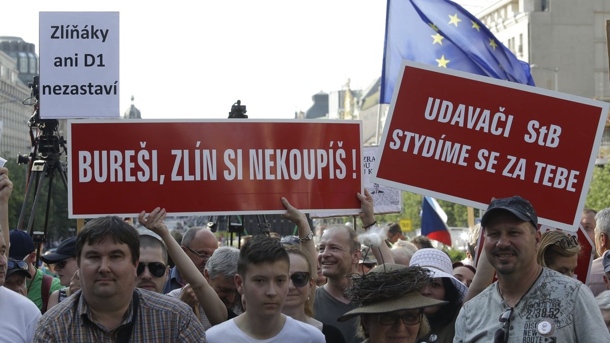 Demonstrace proti Andreji Babišovi a Marii Benešové na pražském Václavském náměstí 4. června 2019.