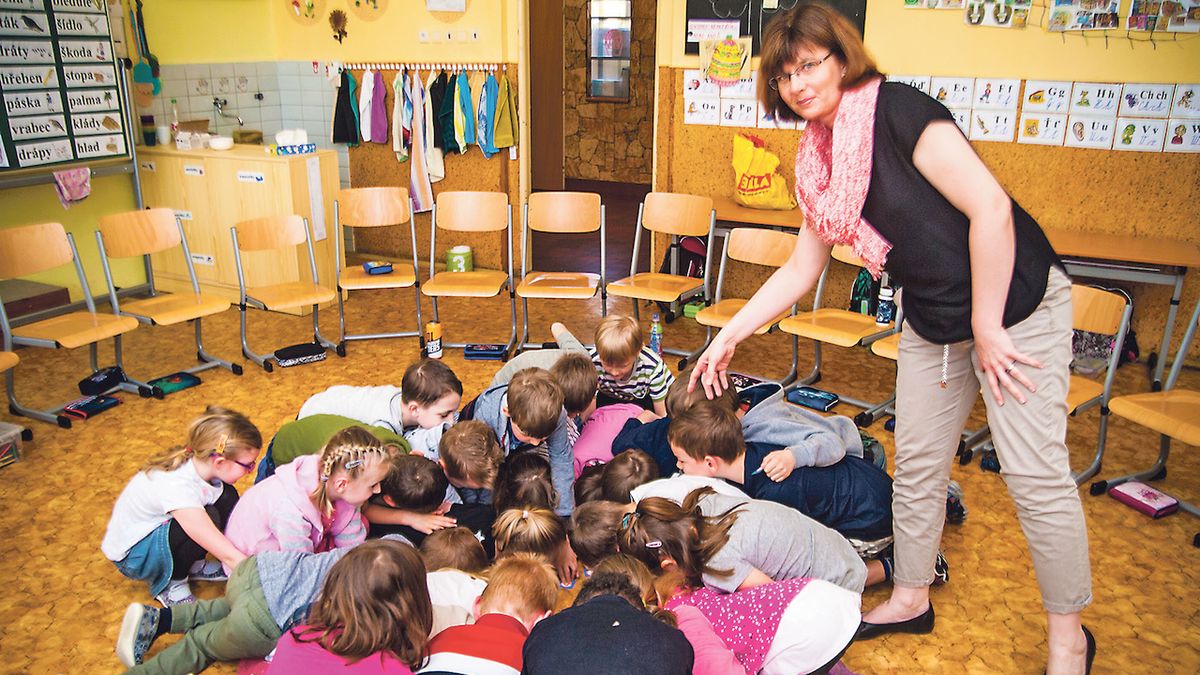 Při etické výchově se děti učí pod vedením své učitelky Kateřiny Petřinové i spolupracovat.