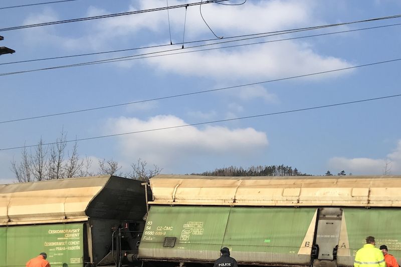 Záznam: V pražském Radotíně vykolejil nákladní vlak