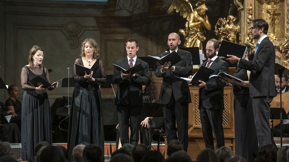 Cappella Mariana zpívá v komorním obsazení vesměs sólových hlasů.