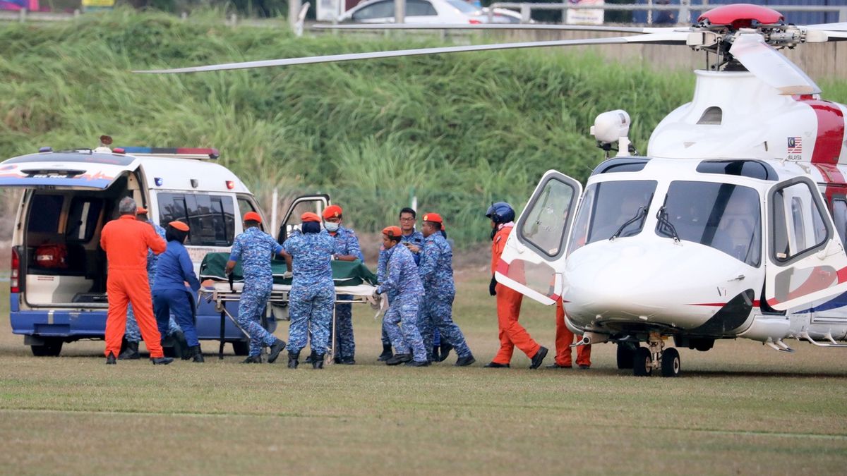 Nalezené tělo pohřešované Nory Anne Quoirinové transportoval do nemocnicew k pitvě vrtulník. 