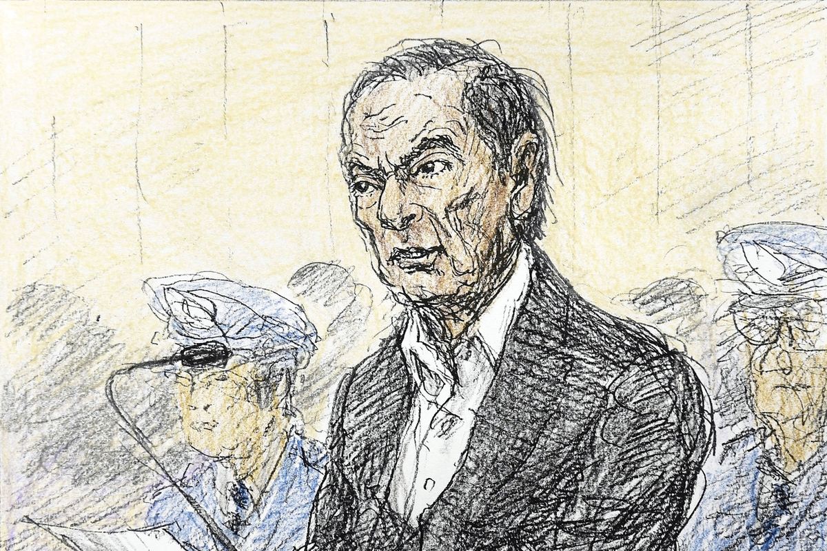 Carlos Ghosn na kresbě ze soudní síně.