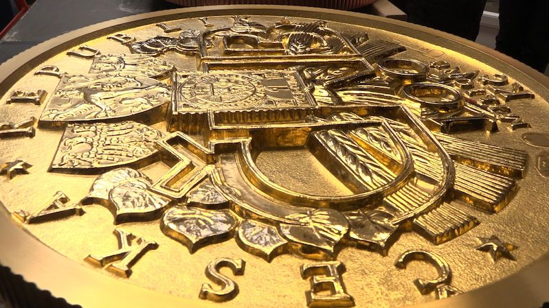 Druhá největší zlatá mince na světě bude vystavena v Císařské konírně Pražského hradu. 