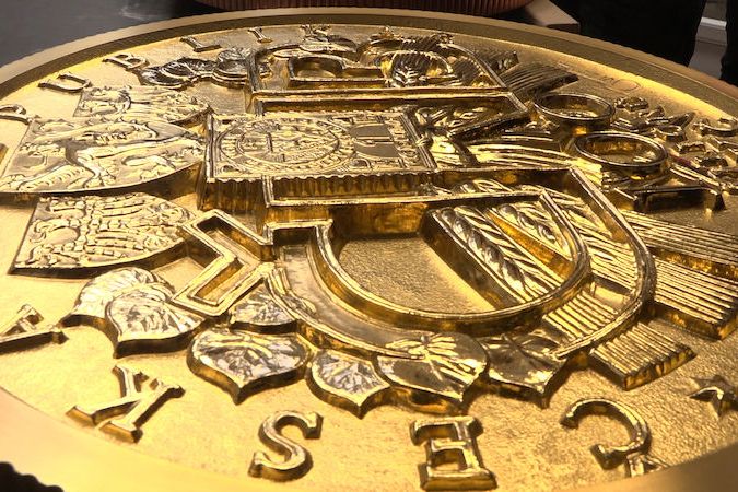 Zlatá mince v hodnotě 100 milionů korun je hotová. Je druhá největší na světě 