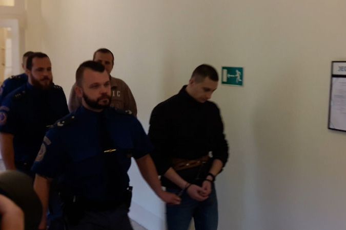 BEZ KOMENTÁŘE: Antons Maslaks (první) a Olegs Lukjanovs přicházejí k soudu