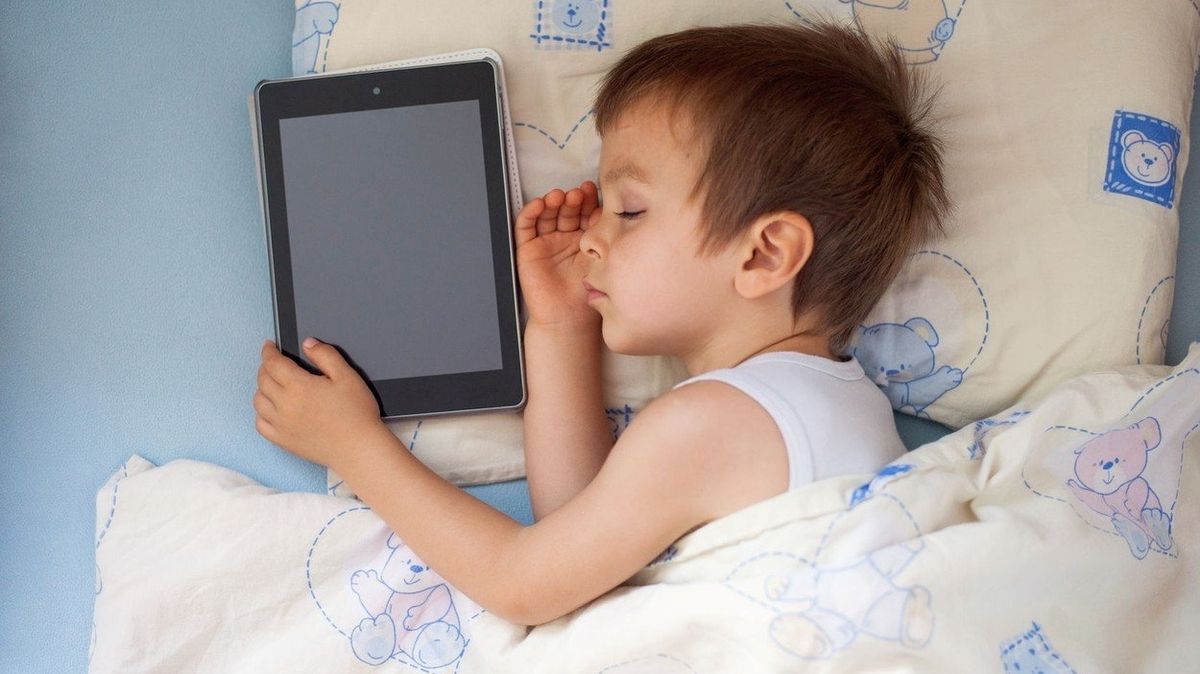 Každá hodina strávená u obrazovky vezme dítěti max. 3-8 minut spánku v noci.