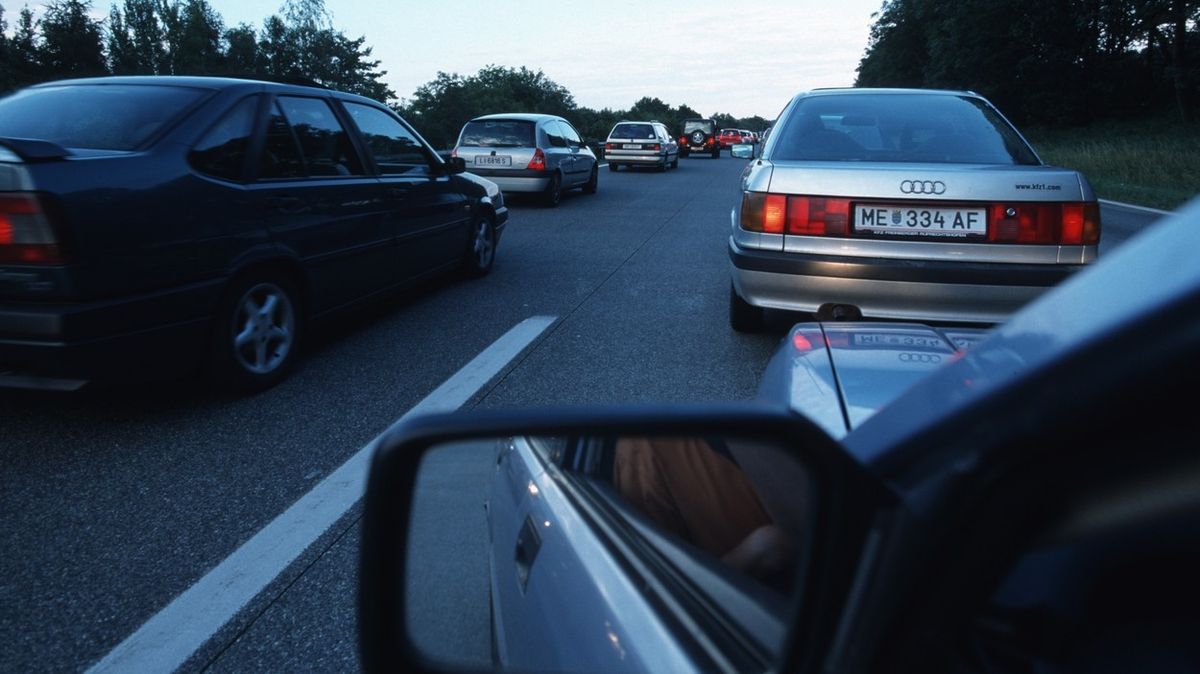 Problémy se dají o víkendu čekat na spoustě dálnic na jih od Česka (ilustrační foto).