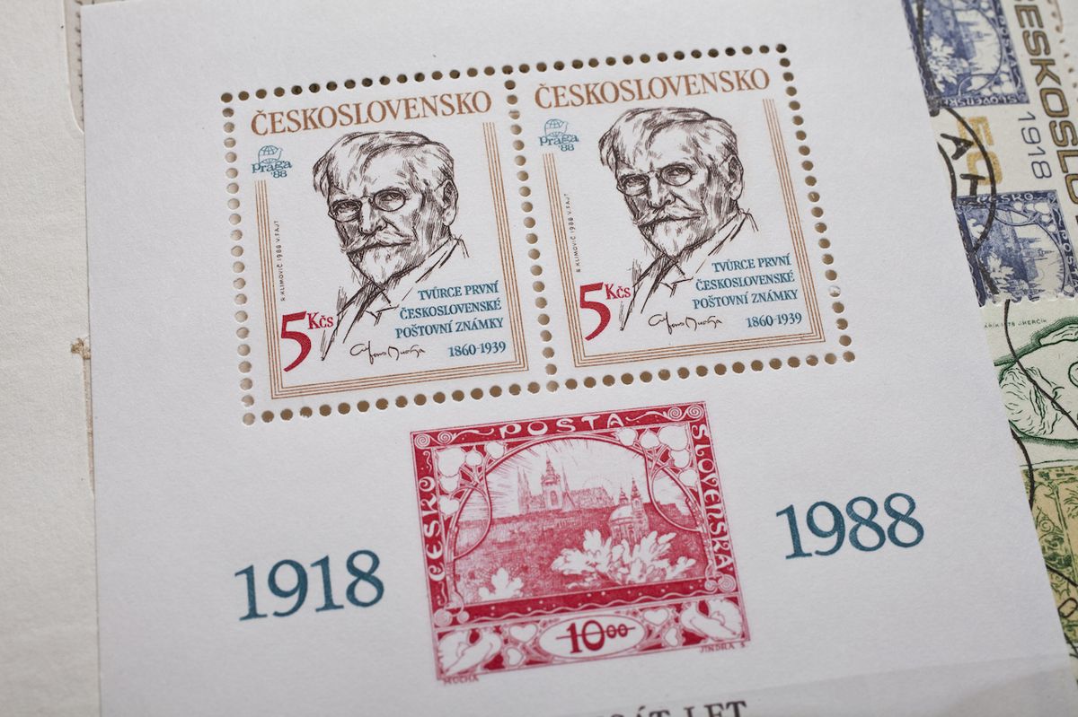 Ilustrační snímek československé poštovní známky z roku 1988 s portrétem Alfonse Muchy, tvůrce první čs. známky