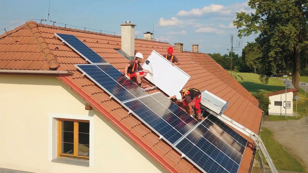 Podle typu využití se fotovoltaické solární systémy dělí na tzv. ostrovní solární systémy (ty nejsou napojeny na rozvodnou síť) a na solární systémy (zapojené do rozvodné sítě). 