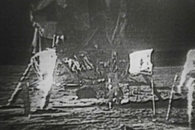 BEZ KOMENTÁŘE: Archivní záběry z přistání na Měsíci v roce 1969