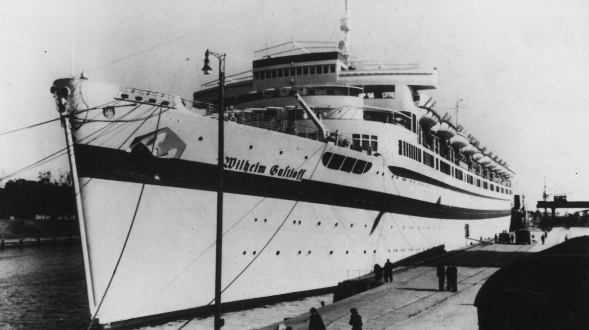 Přepychový výletní parník Wilhelm Gustloff. Na svou poslední plavbu vyjel 30. ledna 1945 a na palubě měl přes 10 000 lidí.