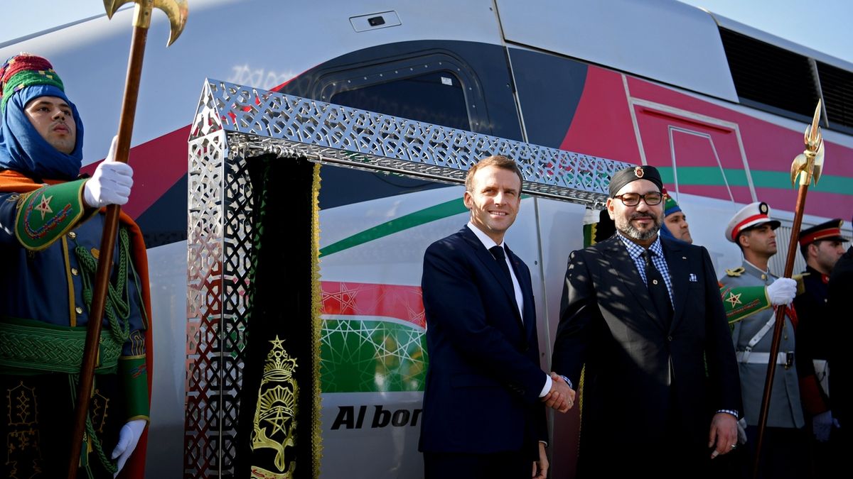 Slavnostní první jízdu s králem Muhammadem IV absolvoval francouzský prezident Emmanuel Macron.