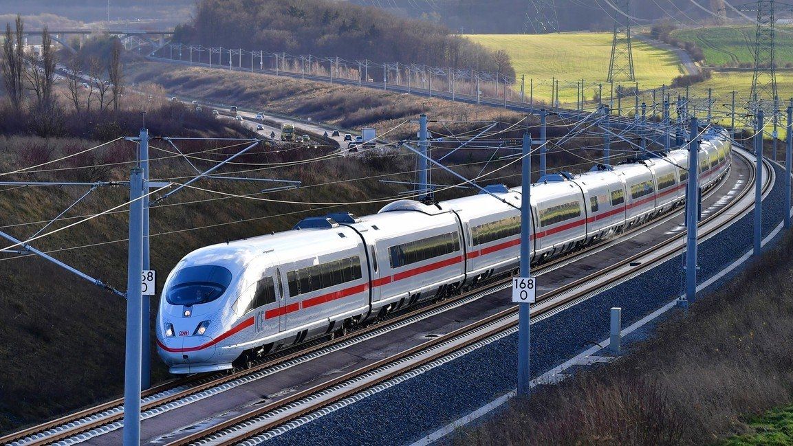 Vlak ICE dosahuje rychlosti na trati mezi Norimberkem a Mnichovem až 300 km/h