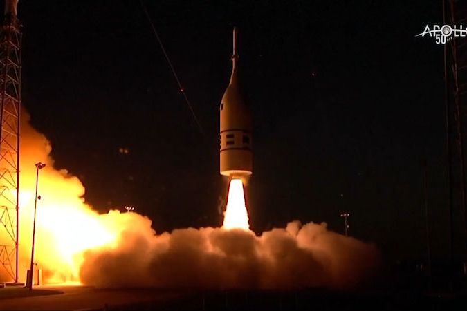 BEZ KOMENTÁŘE: Úspěšný test únikového modulu lodi Orion