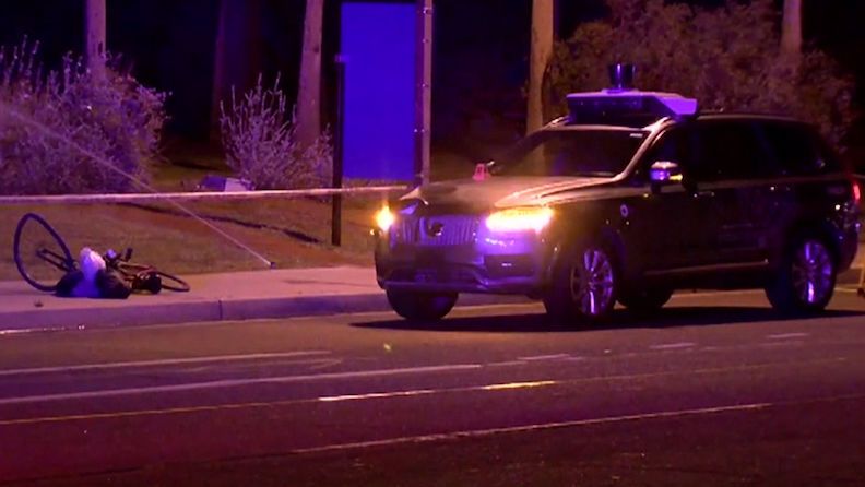Samořízené auto Uberu zabilo v Arizoně člověka (foto z místa nehody pořízené v březnu).