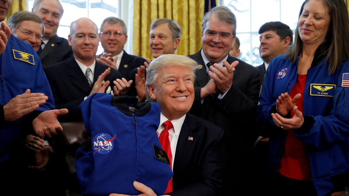 Trump se odvrátil od strategie, kterou podepsal v prosinci 2017 (na snímku), jež předpokládá zřízení základny na Měsíci.