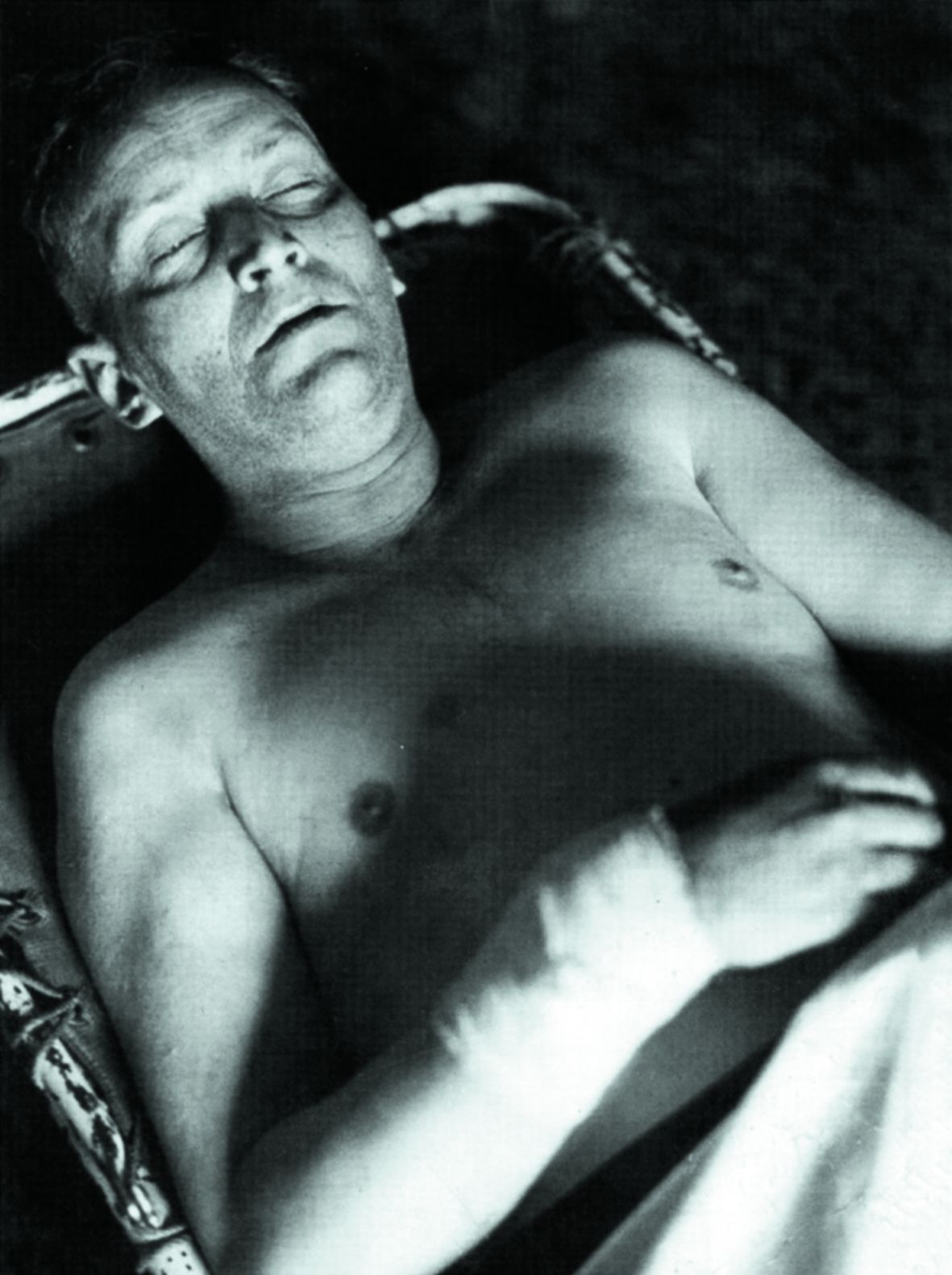 Podřezal si žíly na zápěstích skly z rozbitých brýlí, nebo břitvou? Mrtvý Konrad Henlein 10. května 1945.