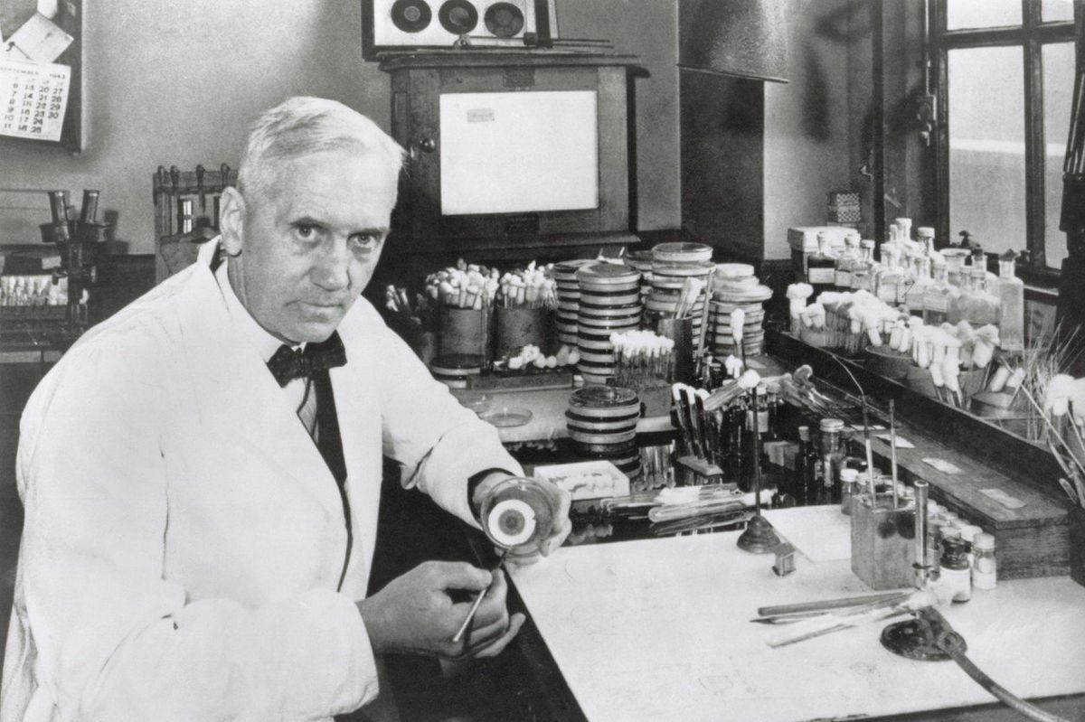 Alexander Fleming byl mlčenlivý, skromný a houževnatý. Významu svého objevu věřil i v době, kdy mu ostatní nevěnovali pozornost.