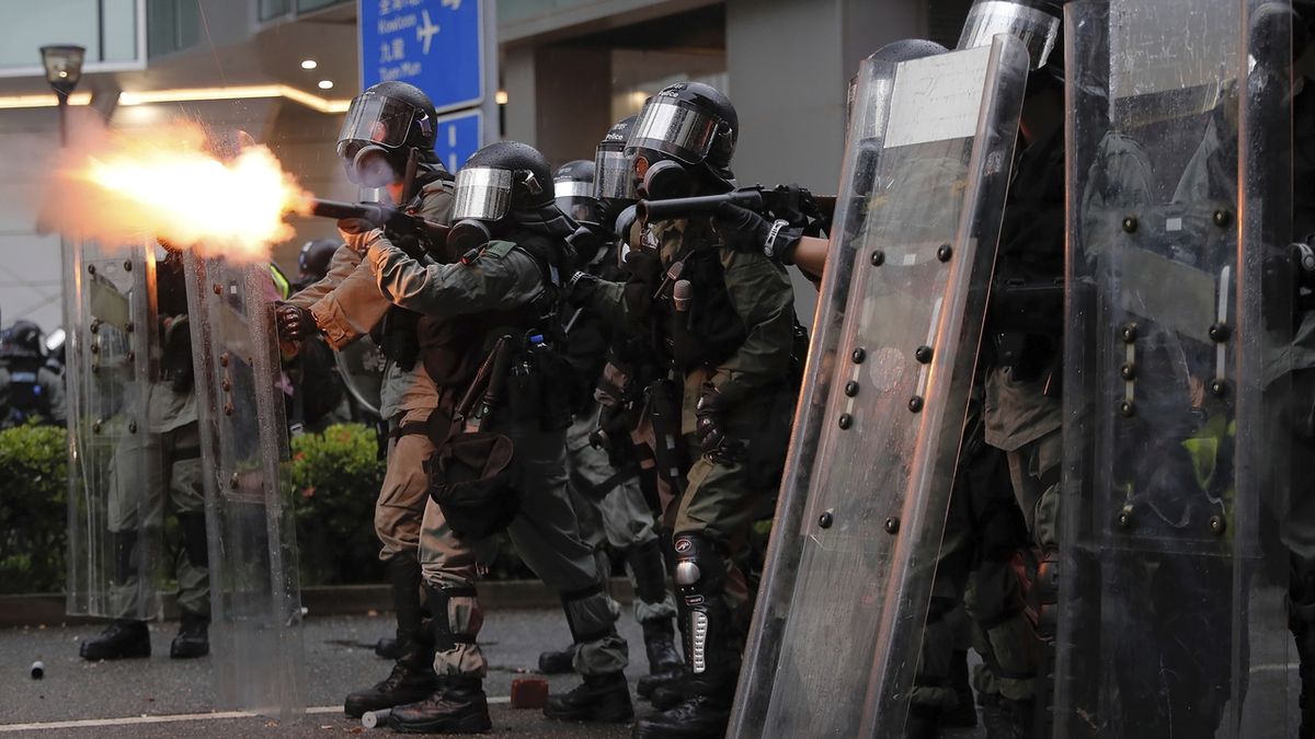 Hongkonská police pálí na demonstranty slzotvorné granáty 