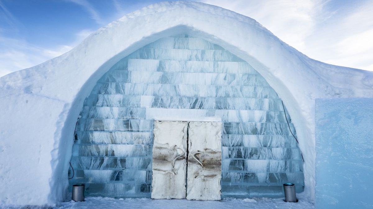 Ledový hotel se každý rok buduje úplně od píky. 