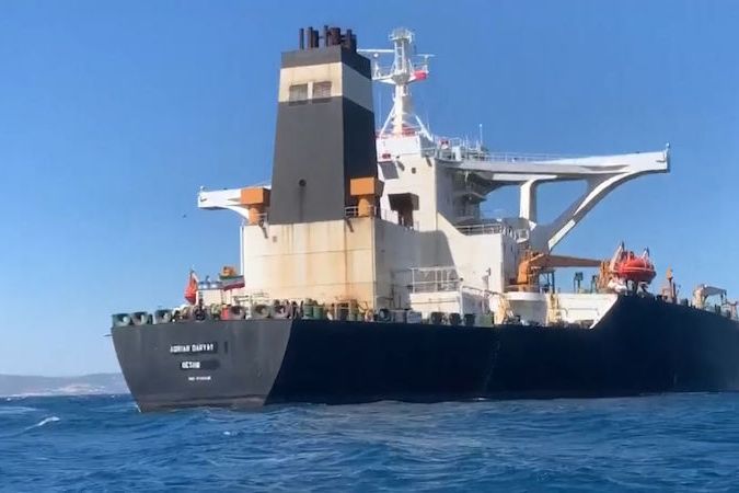 BEZ KOMENTÁŘE: Íránský tanker Adrian Darya 1 u pobřeží Gibraltaru na záběrech z 18. srpna