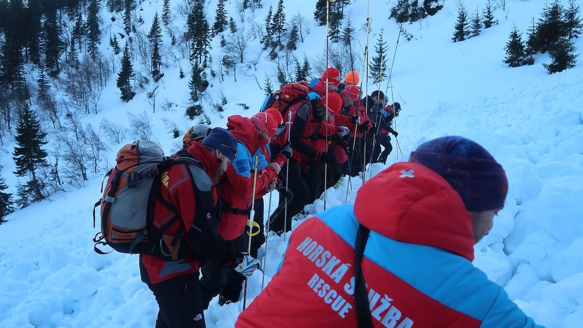 Příslušníci horské služby na místě pádu laviny