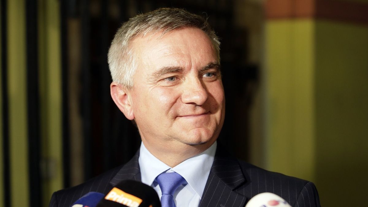 Hradní kancléř Vratislav Mynář po výslechu před vyšetřovací komisí.
