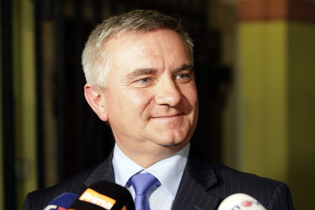 Hradní kancléř Vratislav Mynář po výslechu před vyšetřovací komisí