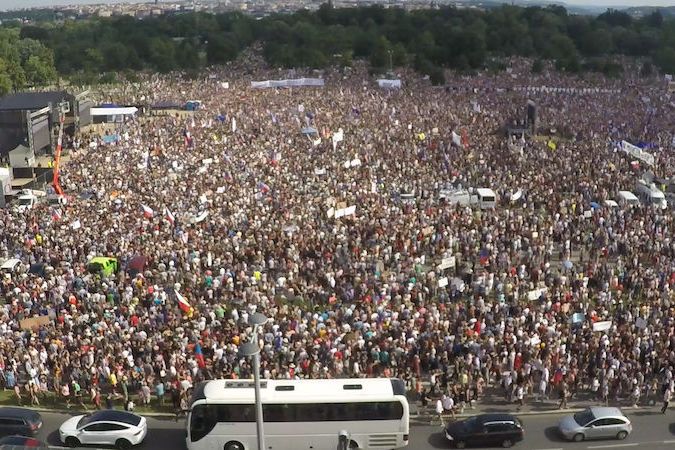 Časosběrné video z demonstrace na Letné