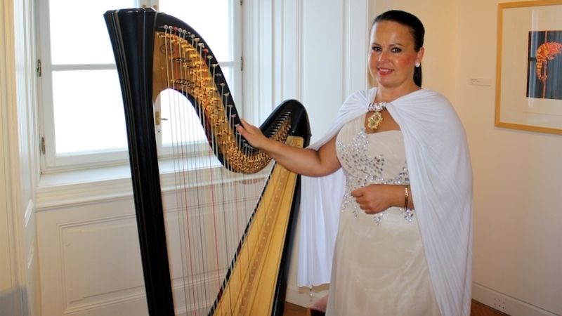 Tóny královské harfy Kataríny Ševčíkové rozezněly v sobotu 29. března i reprezentační sály zámku Klenová