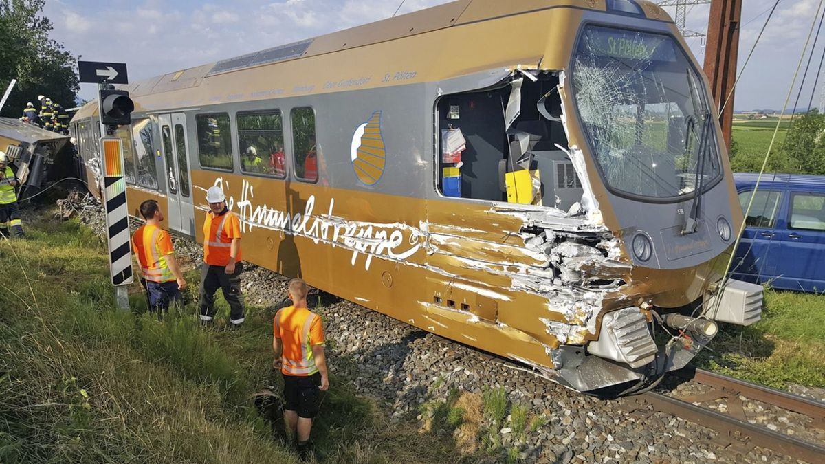 Vlak poškozený po nehodě u St Pöltenu.