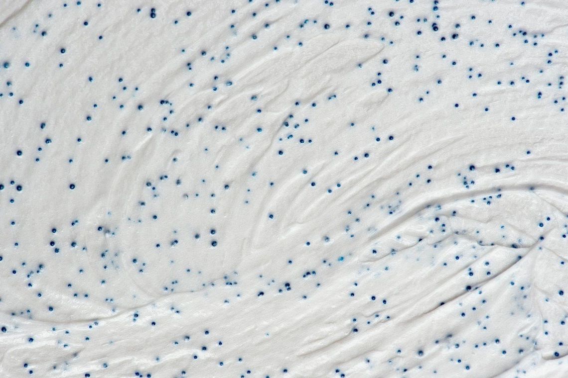 Plastové mikročástice v pleťovém krému. Ilustrační snímek