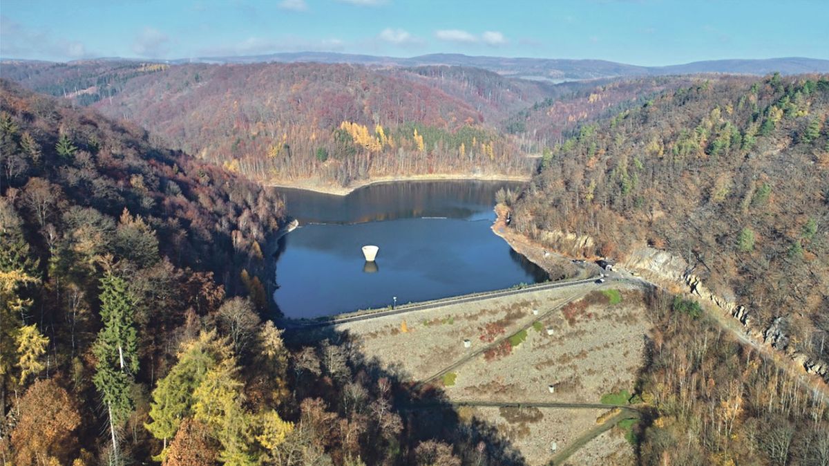 Jirkovská přehrada leží v Telšském údolí, patří do ochranného pásma prvního stupně.