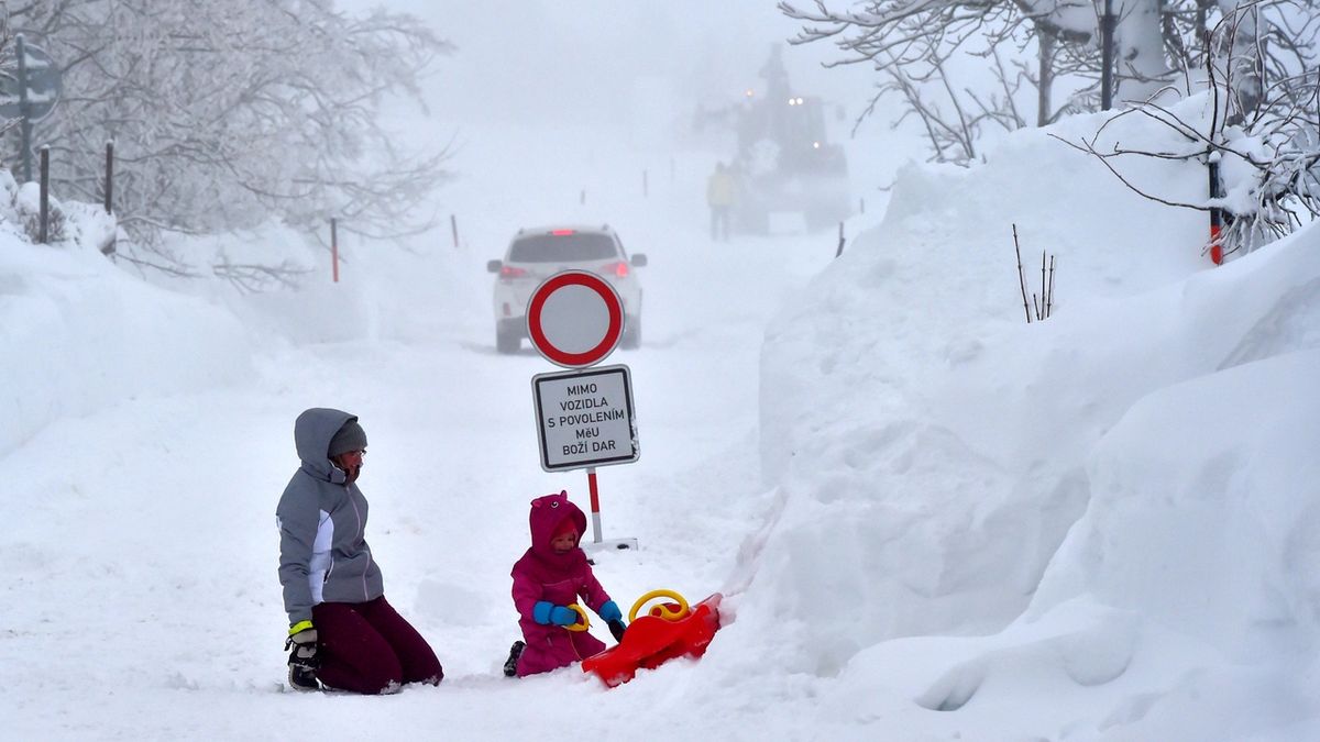 S velkým přívalem sněhu se v těchto dnech potýká Boží Dar na Karlovarsku, v krušnohorském lyžařském středisku platí kalamitní stav. Na snímku z 12. ledna 2019 je uzavřená cesta na Rýžovnu.