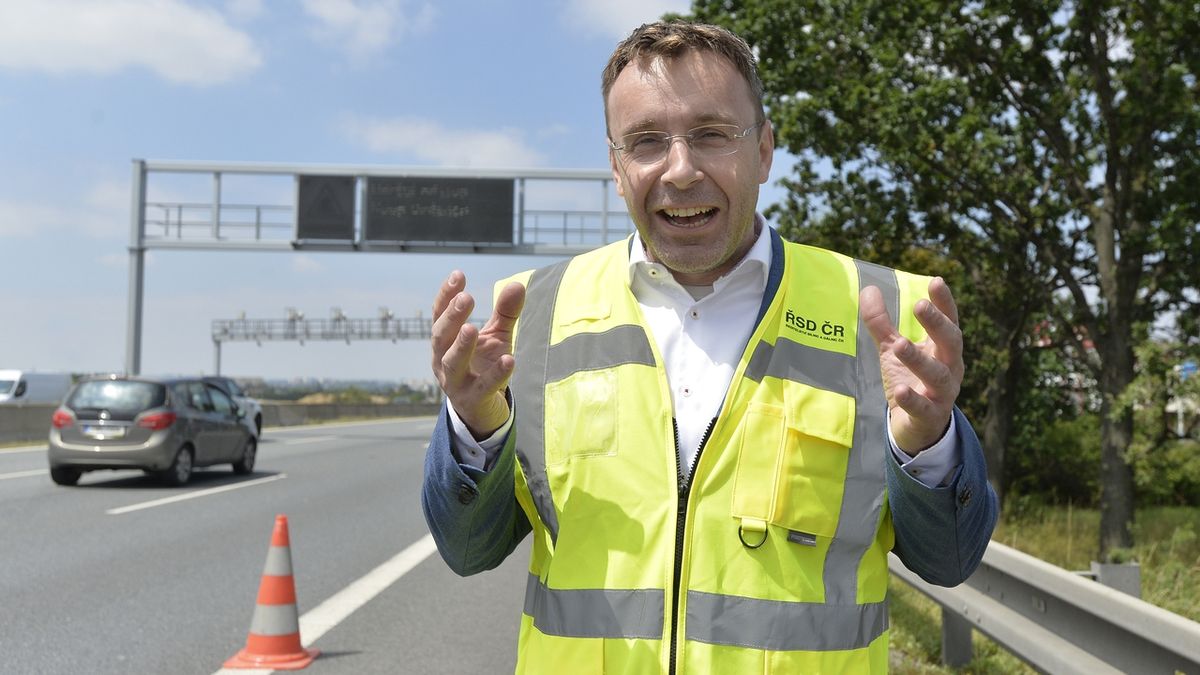 Ministr dopravy Vladimír Kremlík (za ANO) s neindetifikovatelným gestem na dálnici D1 u Mirošovic. 