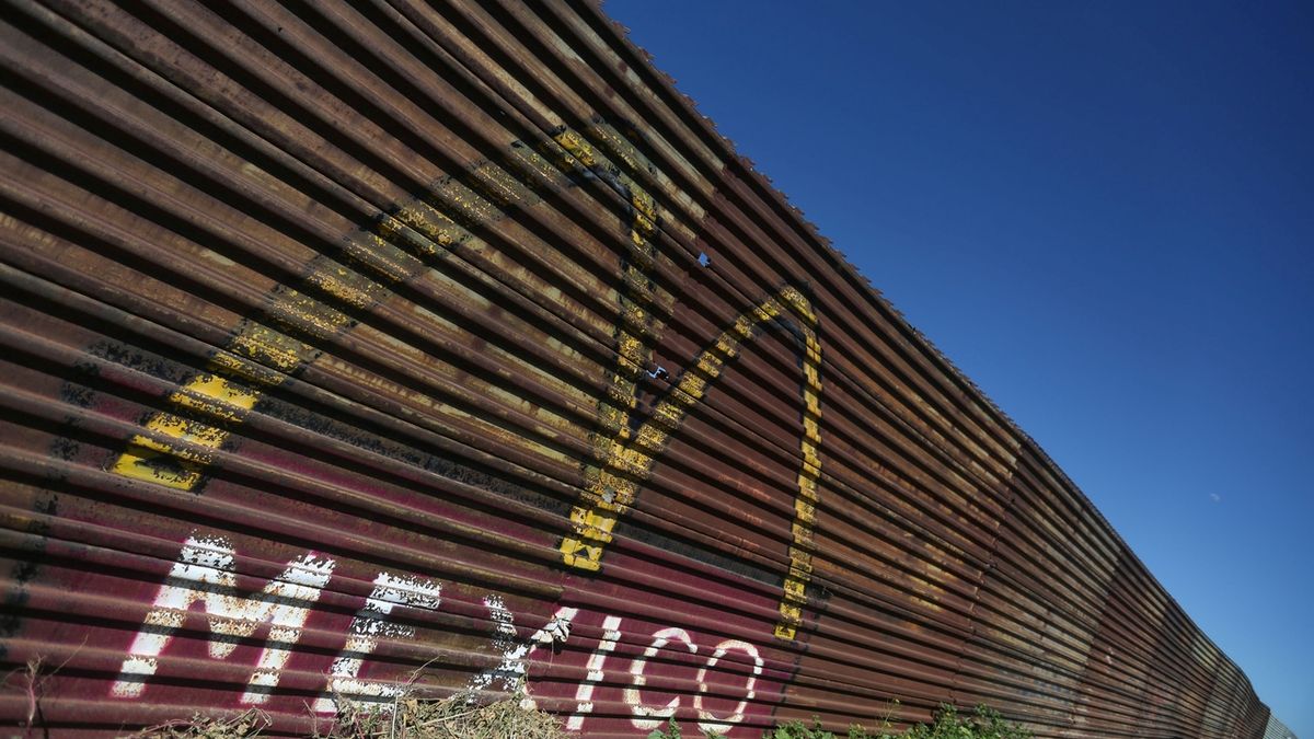 Část zdi oddělující Spojené státy americké a Mexiko ve městě Tijuana.