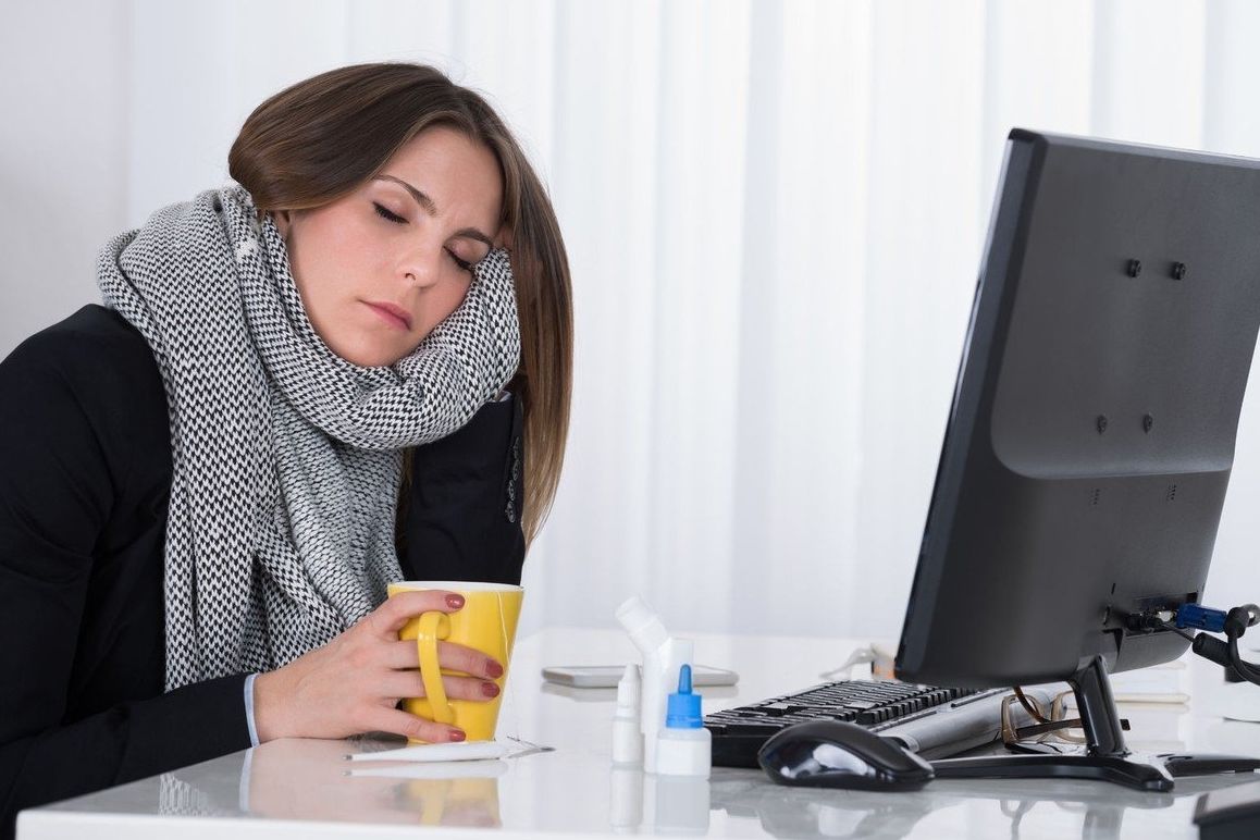 Řada pracovníků chodí do práce i během nachlazení a chřipky.