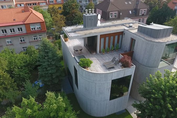 Prohlédněte si betonový architektonický skvost Josefa Pleskota z ptačí perspektivy