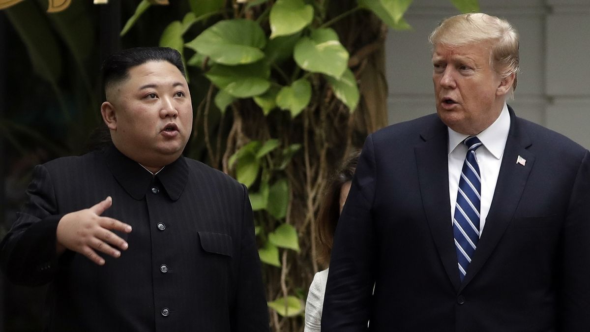 Prezident Donald Trump a severokorejský předseda Kim Čong-un se po čtvrteční schůzce procházejí hotelovou zahradou 