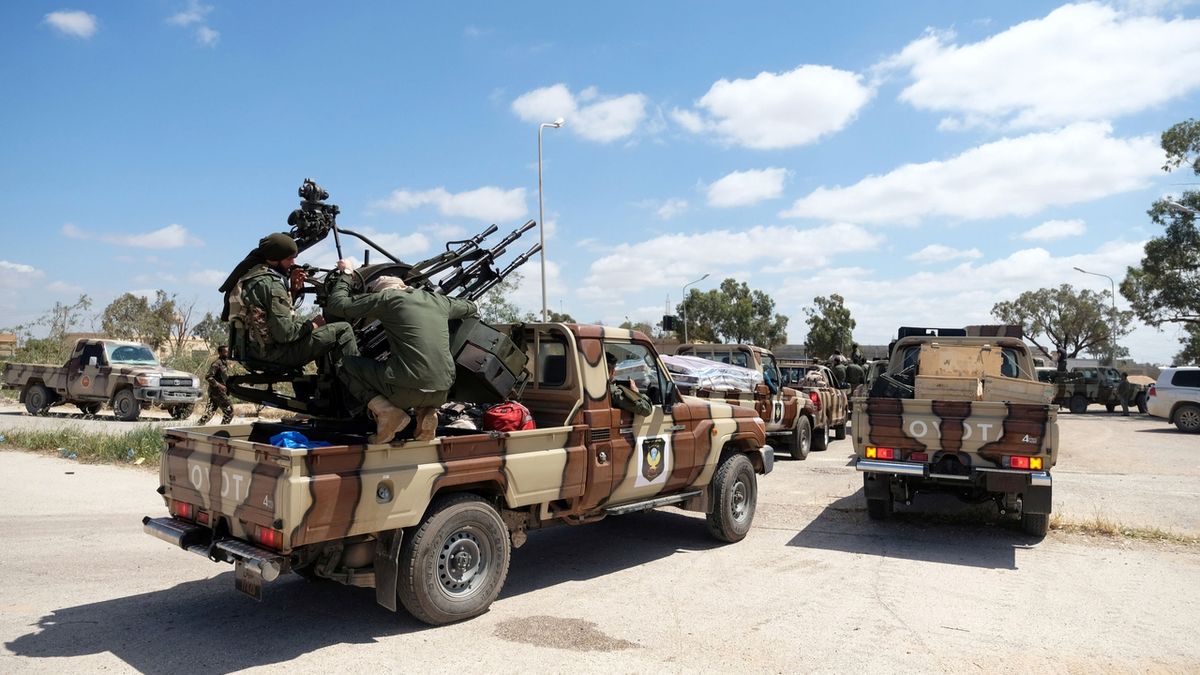Skupina vozidel Libyjské národní armády (LNA) 