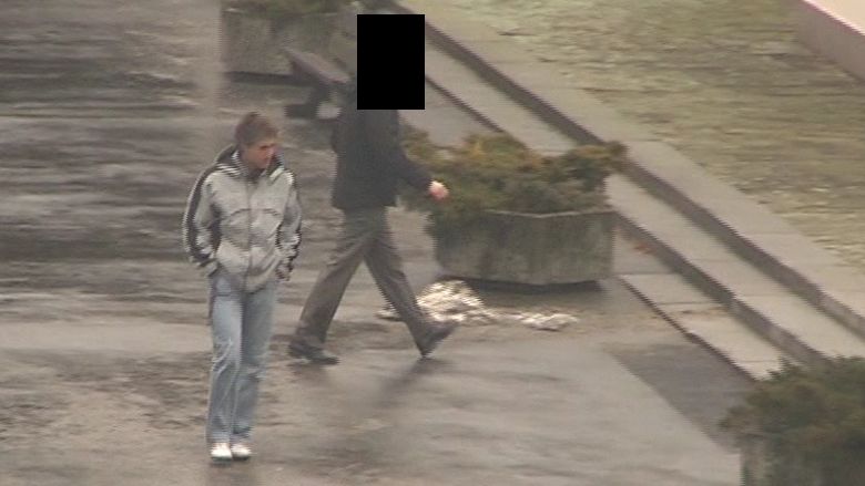 Policii při hledání vraha Illeové prý pomůže muž na snímku z roku 2009.