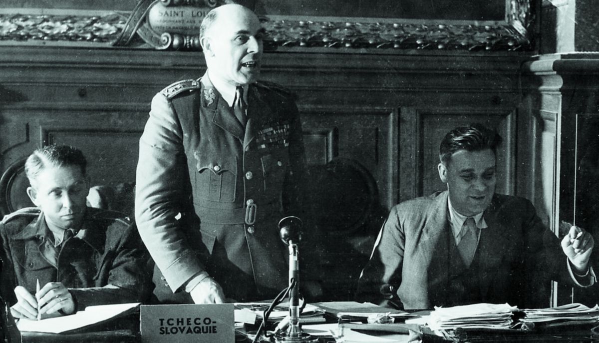 Generál Heliodor Píka (uprostřed) na konferenci v Paříži (1946). Reicin měl velký podíl na vykonstruovaném procesu s Píkou a jeho justiční vraždě v roce 1949.