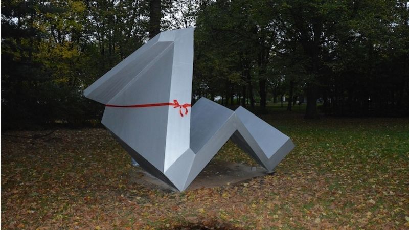 V roce 2017 byly renomovány, mimo jiné  sochy Had/Labuť- autor Ives Trudeau