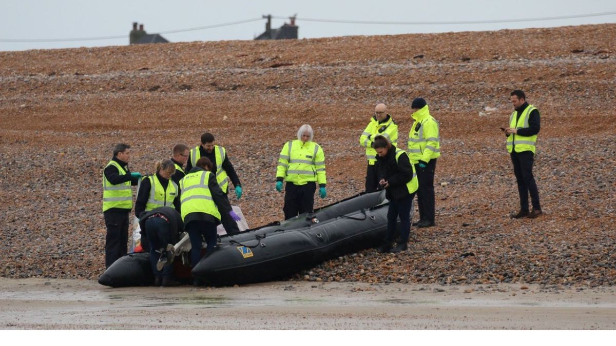 Člun migrantů objevený na pobřeží Kentu