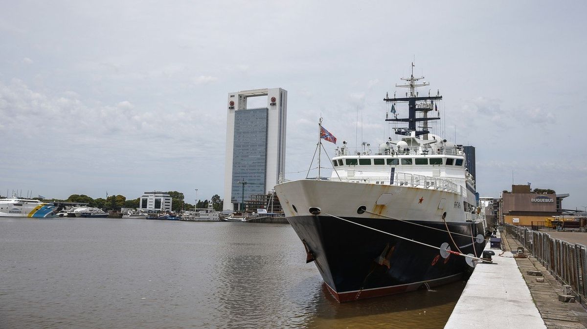 Loď Jantar ruského námořnictva v přístavu v Buenos Aires